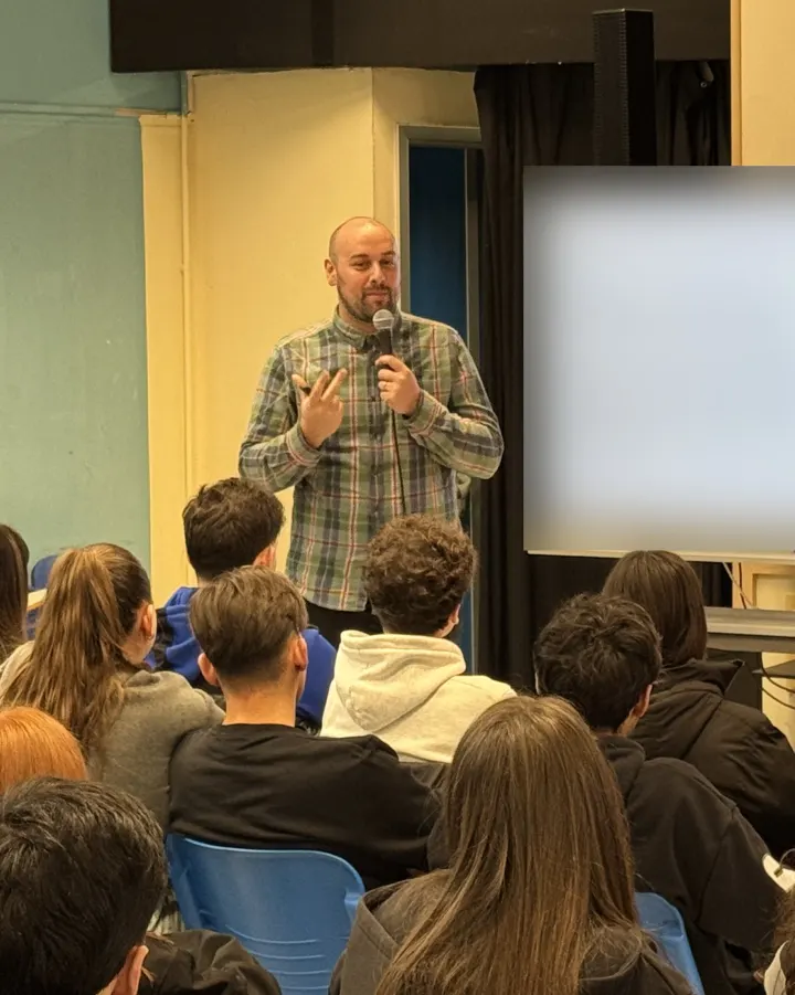 Hans Burtin parla a una classe di studenti